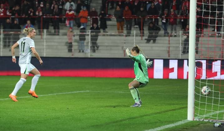 Alexandra Popp erzielt das Tor zum 1:2 gegen Torwart Cara Bösl Zweikampf Spielszene Aktion Fußball Fussball Damen Frauen Bundesliga 9. Spieltag Saison 2025 2026 04.11.2025 1.FC Union Berlin vs. VfL Wolfsburg WOB DFL regulations prohibit any use of photographs as image sequences and or quasi-video