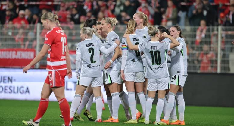 Alexandra Popp (Nr.11) jubelt nach 1:2 mit Teamkolleginnen Freude Emotion Jubel Fußball Fussball Damen Frauen Bundesliga 9. Spieltag Saison 2025 2026 04.11.2025 1.FC Union Berlin vs. VfL Wolfsburg WOB DFL regulations prohibit any use of photographs as image sequences and or quasi-video