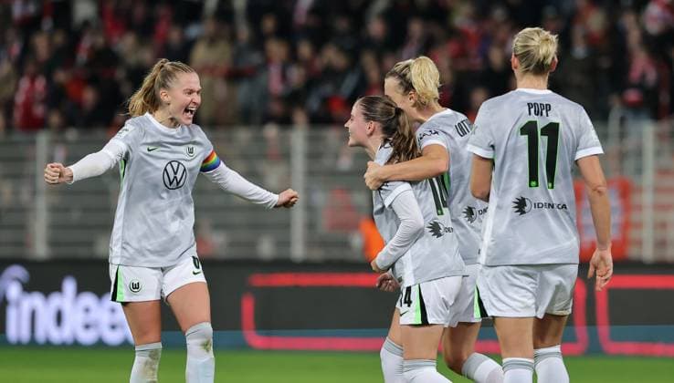 Janina Minge, Smilla Vallotto (Nr.14) jubelt nach 1:3, Lena Lattwein, Alexandra Popp Freude Emotion Jubel Fußball Fussball Damen Frauen Bundesliga 9. Spieltag Saison 2025 2026 04.11.2025 1.FC Union Berlin vs. VfL Wolfsburg WOB DFL regulations prohibit any use of photographs as image sequences and or quasi-video