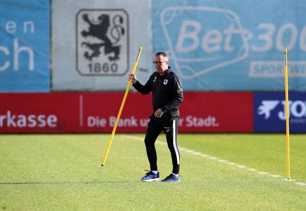 Fussball, Herren, 3.Liga, Saison 2025 2026, TSV 1860 München, Training Markus Kauczinski, Trainer (TSV 1860 München) baut den Trainings Parkour auf, hier mit einer Stange in der Hand