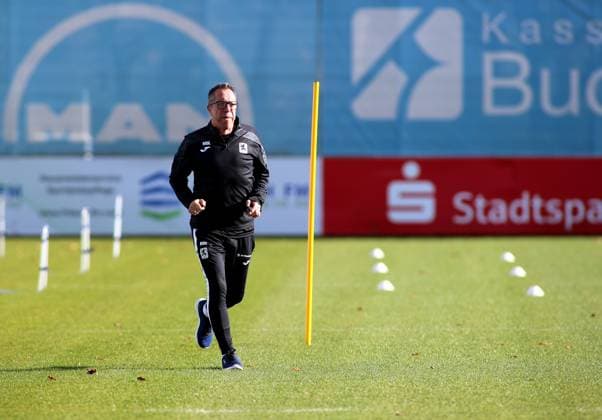 Fussball, Herren, 3.Liga, Saison 2025 2026, TSV 1860 München, Training Markus Kauczinski, Trainer (TSV 1860 München) läuft über den Trainingsplatz