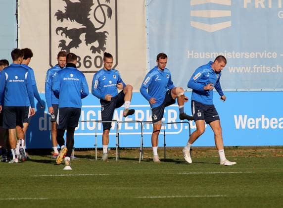 Fussball, Herren, 3.Liga, Saison 2025 2026, TSV 1860 München, Training Die Mannschaft beim Aufwärmen hier mit Sigurd Haugen (TSV 1860 München) , Kilian Jakob (TSV 1860 München), Max Reinthaler (TSV 1860 München) (v.l.n.r.) Hürden