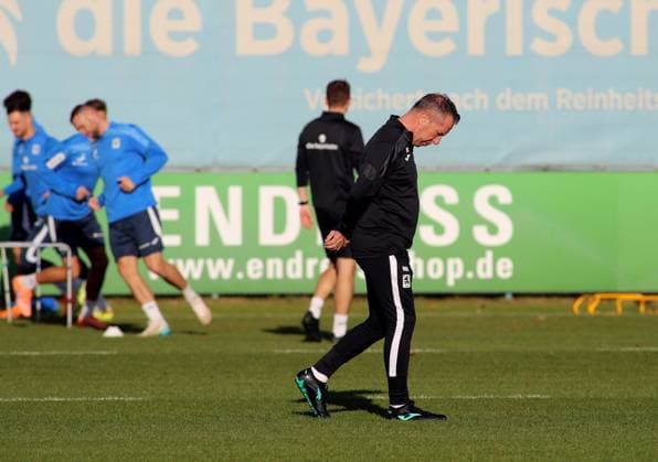 Fussball, Herren, 3.Liga, Saison 2025 2026, TSV 1860 München, Training Markus Kauczinski, Trainer (TSV 1860 München) geht mit Blick nach unten über den Trainingsplatz