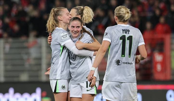Janina Minge, Smilla Vallotto (Nr.14) jubelt nach 1:3, Lena Lattwein, Alexandra Popp Freude Emotion Jubel Fußball Fussball Damen Frauen Bundesliga 9. Spieltag Saison 2025 2026 04.11.2025 1.FC Union Berlin vs. VfL Wolfsburg WOB DFL regulations prohibit any use of photographs as image sequences and or quasi-video