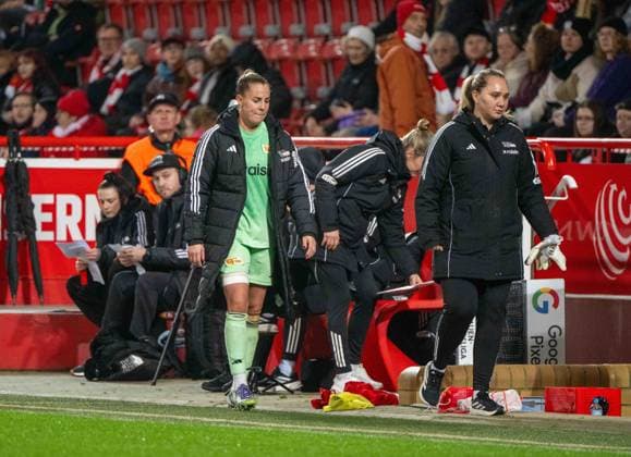 Fußball, Frauen, Saison 2025 2026, Google Pixel Frauen-Bundesliga (9. Spieltag), 1. FC Union Berlin - VfL Wolfsburg, v. l. Torhüterin Cara Bösl (1. FC Union) musste verletzt ausgewechselt werden, 04.11. 2025, Copyright: xMatthiasxKochx