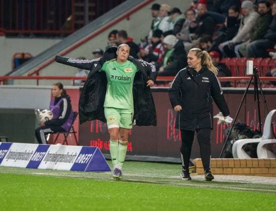 Fußball, Frauen, Saison 2025 2026, Google Pixel Frauen-Bundesliga (9. Spieltag), 1. FC Union Berlin - VfL Wolfsburg, v. l. Torhüterin Cara Bösl (1. FC Union) musste verletzt ausgewechselt werden, 04.11. 2025, Copyright: xMatthiasxKochx