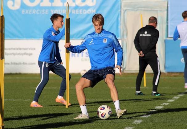 Fussball, Herren, 3.Liga, Saison 2025 2026, TSV 1860 München, Training Clemens Lippmann (TSV 1860 München) mit Ball
