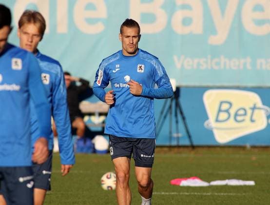 Fussball, Herren, 3.Liga, Saison 2025 2026, TSV 1860 München, Training Sigurd Haugen (TSV 1860 München) im Laufen