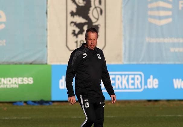 Fussball, Herren, 3.Liga, Saison 2025 2026, TSV 1860 München, Training Markus Kauczinski, Trainer (TSV 1860 München) mit dem Logo im Hintergrund