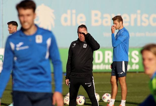 Fussball, Herren, 3.Liga, Saison 2025 2026, TSV 1860 München, Training Markus Kauczinski, Trainer (TSV 1860 München) hält Ausschau, Hand über den Augen, Sonne blendet