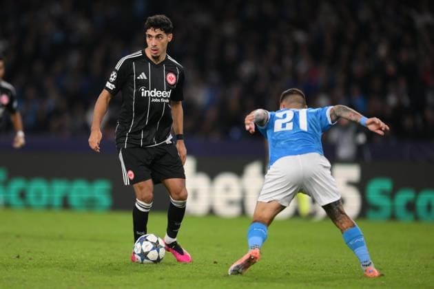 Fares Chaibi of Eintracht Frankfurt under pressure from Matteo Politano of SSC Napoli during the match of Uefa Champions League between S.S.C. Napoli and Frankfurt at the Maradona Stadium on Nov 4, 2025 in Naples, Italy. during SSC Napoli vs Eintracht Frankfurt, UEFA Champions League football match in Naples, Italy, November 04 2025  Copyright: xRobertoxRamaccia IPAxSportx xipa-agency.netx xx IPA_67525659 IPA_Agency_IPA67525659