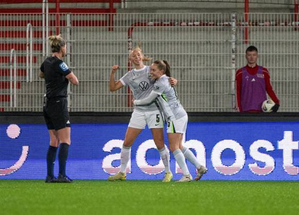 Fußball, Frauen, Saison 2025 2026, Google Pixel Frauen-Bundesliga (9. Spieltag), 1. FC Union Berlin - VfL Wolfsburg, v. l. Ella Peddemors (Wolfsburg), Janou Levels (Wolfsburg), Jubel nach Tor zum 1:4, 04.11. 2025, Copyright: xMatthiasxKochx