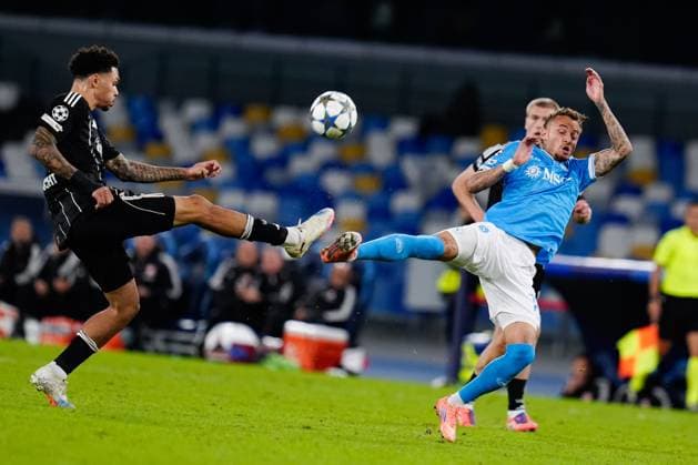 SSC Napoli v Eintracht Frankfurt - UEFA Champions League 2025 26 League Phase MD4 David Neres of SSC Napoli and Nnamdi Collins of Eintracht Frankfurt compete for the ball during the UEFA Champions League 2025 26 League Phase MD4 match between SSC Napoli and Eintracht Frankfurt at Stadio Diego Armando Maradona on November 4, 2025 in Neaples, Italy. Neaples Stadio Diego Armando Maradona Campania Italy Copyright: xGiuseppexMaffiax 251104_UCL_Napoli-EintrachtFrankfurt_GM_1160