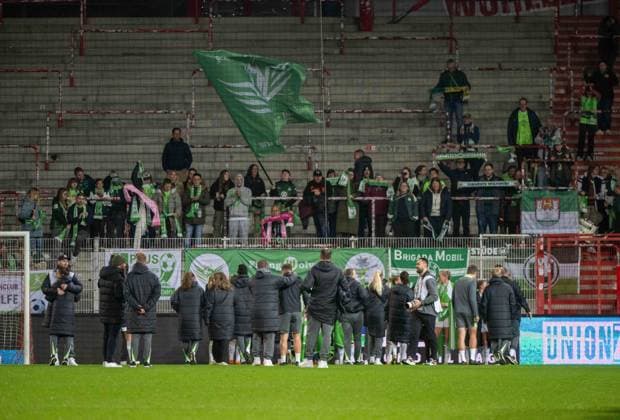 Fußball, Frauen, Saison 2025 2026, Google Pixel Frauen-Bundesliga (9. Spieltag), 1. FC Union Berlin - VfL Wolfsburg, Fans und Spielerinnen von Wolfsburg jubeln nach Abpfiff, 04.11. 2025, Copyright: xMatthiasxKochx
