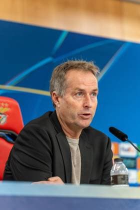 Kasper Hjulmand (Bayer Leverkusen, Trainer), Pressekonferenz, Mediaday, Interview, POR, Benfica Lissabon vs. Bayer 04 Leverkusen, Fussball, UEFA Champions League, Spieltag 4, Medientag, Spielzeit 2025 2026, 04.11.2025, POR, Benfica Lissabon vs. Bayer 04 Leverkusen, Fussball, UEFA Champions League, Spieltag 4, Medientag, Spielzeit 2025 2026, 04.11.2025, Lissabon Copyright: xEibner-Pressefoto EdwardxCheungx EP_ECG