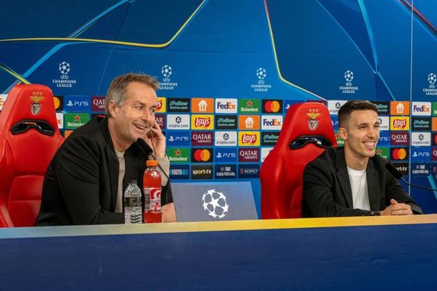 Kasper Hjulmand (Bayer Leverkusen, Trainer) mit Alejandro Grimaldo (Bayer Leverkusen, 20), Pressekonferenz, Mediaday, Interview, POR, Benfica Lissabon vs. Bayer 04 Leverkusen, Fussball, UEFA Champions League, Spieltag 4, Medientag, Spielzeit 2025 2026, 04.11.2025, POR, Benfica Lissabon vs. Bayer 04 Leverkusen, Fussball, UEFA Champions League, Spieltag 4, Medientag, Spielzeit 2025 2026, 04.11.2025, Lissabon Copyright: xEibner-Pressefoto EdwardxCheungx EP_ECG