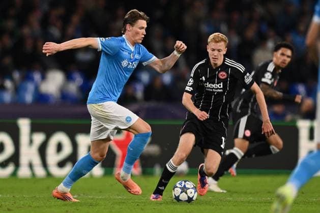 Scott Mctominay of S.S.C. Napoli and Hugo Larsson of Eintracht Frankfurt are in action during the UEFA Champions League phase day 4 football match between S.S.C. Napoli and Eintracht Frankfurt at the Diego Armando Maradona Stadium on November 4, 2025 in Naples, Italy.  Copyright: xDomenicoxCippitelli IPAxSportx xipa-agency.netx xx IPA_67526836 IPA_Agency_IPA67526836