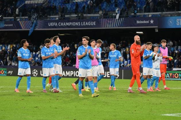 Napoli players greet their supporters during the match of Uefa Champions League between S.S.C. Napoli and Frankfurt at the Maradona Stadium on Nov 4, 2025 in Naples, Italy. during SSC Napoli vs Eintracht Frankfurt, UEFA Champions League football match in Naples, Italy, November 04 2025  Copyright: xRobertoxRamaccia IPAxSportx xipa-agency.netx xx IPA_67526846 IPA_Agency_IPA67526846