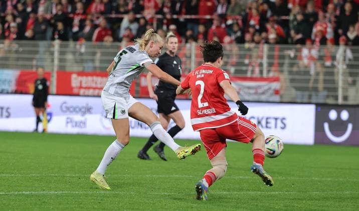 Ella Peddemors erzielt das Tor zum 1:4, Tomke Schneider Zweikampf Spielszene Aktion Fußball Fussball Damen Frauen Bundesliga 9. Spieltag Saison 2025 2026 04.11.2025 1.FC Union Berlin vs. VfL Wolfsburg WOB DFL regulations prohibit any use of photographs as image sequences and or quasi-video