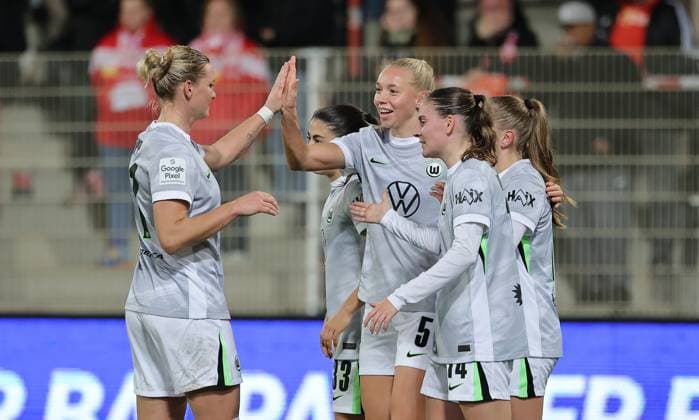 2.v.l. Ella Peddemors jubelt nach 1:4 mit Teamkolleginnen Freude Emotion Jubel Fußball Fussball Damen Frauen Bundesliga 9. Spieltag Saison 2025 2026 04.11.2025 1.FC Union Berlin vs. VfL Wolfsburg WOB DFL regulations prohibit any use of photographs as image sequences and or quasi-video