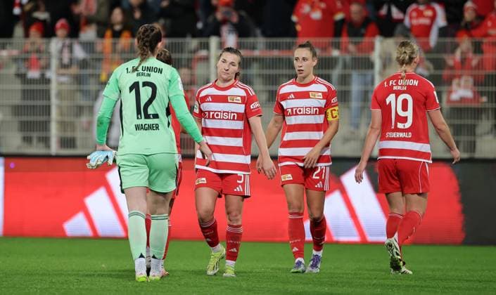 Torwart Melanie Wagner, Katja Orschmann, Anna Weiß, Samantha Steuerwald enttäuscht nach Spielende Enttäuschung Fußball Fussball Damen Frauen Bundesliga 9. Spieltag Saison 2025 2026 04.11.2025 1.FC Union Berlin vs. VfL Wolfsburg WOB DFL regulations prohibit any use of photographs as image sequences and or quasi-video