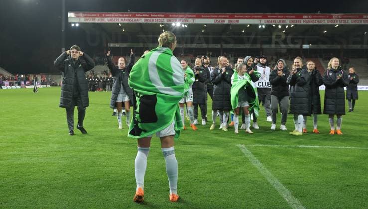 vorn Alexandra Popp, Wolfsburger Mannschaft feiert Sieg vor den Fans Fußball Fussball Damen Frauen Bundesliga 9. Spieltag Saison 2025 2026 04.11.2025 1.FC Union Berlin vs. VfL Wolfsburg WOB DFL regulations prohibit any use of photographs as image sequences and or quasi-video