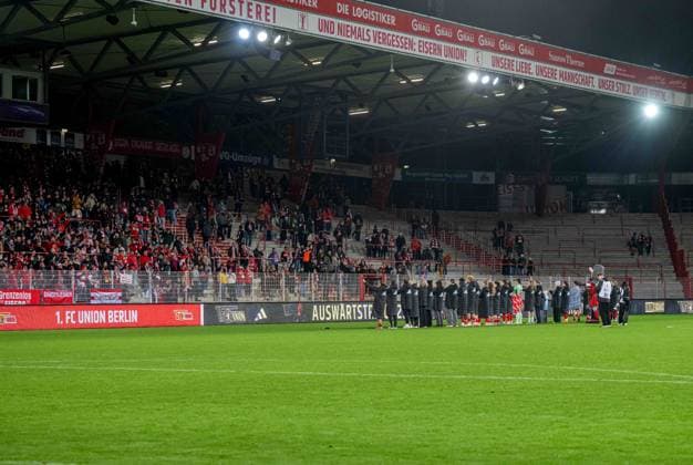 Fußball, Frauen, Saison 2025 2026, Google Pixel Frauen-Bundesliga (9. Spieltag), 1. FC Union Berlin - VfL Wolfsburg, Spielerinnen und Fans von Union nach Abpfiff, 04.11. 2025, Copyright: xMatthiasxKochx