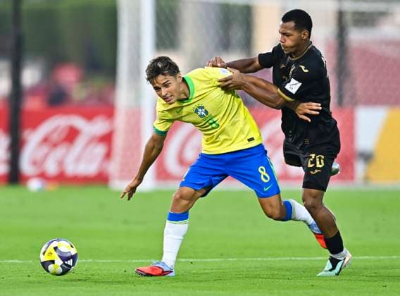 Brazil v Honduras : Group H - FIFA U-17 World Cup Qatar 2025 TIAGO (L) of Brazil and Alexander ALVAREZ of Honduras in action during the FIFA U-17 World Cup Qatar 2025 Group H match between Brazil and Honduras in Doha, Qatar, on November 4, 2025 DOHA Qatar Copyright: xNOUSHADx