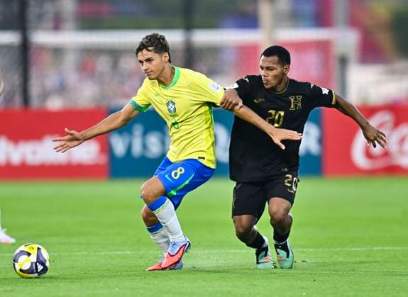 Brazil v Honduras : Group H - FIFA U-17 World Cup Qatar 2025 TIAGO (L) of Brazil and Alexander ALVAREZ of Honduras in action during the FIFA U-17 World Cup Qatar 2025 Group H match between Brazil and Honduras in Doha, Qatar, on November 4, 2025 DOHA Qatar Copyright: xNOUSHADx