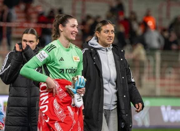 Fußball, Frauen, Saison 2025 2026, Google Pixel Frauen-Bundesliga (9. Spieltag), 1. FC Union Berlin - VfL Wolfsburg, v. l. Torhüterin Melanie Wagner (1. FC Union), Marina Georgieva (1. FC Union) nach Abpfiff, 04.11. 2025, Copyright: xMatthiasxKochx