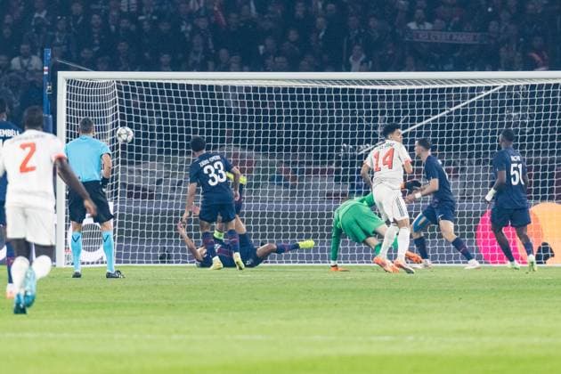 UEFA Champions League: FC Paris Saint-Germain - FC Bayern München; 04.11.2025 Luis Diaz (FC Bayern München, 14) schießt das 1:0, Tor PARIS, FRANKREICH 4. NOVEMBER: UEFA Champions League Spieltag 4, FC Paris Saint-Germain vs FC Bayern München, Parc des Princes am 04.11..2025 Copyright: xBEAUTIFULxSPORTS Wunderlx