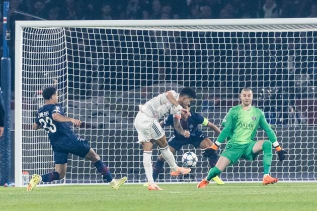 UEFA Champions League: FC Paris Saint-Germain - FC Bayern München; 04.11.2025 Luis Diaz (FC Bayern München, 14) schießt das 1:0, Tor PARIS, FRANKREICH 4. NOVEMBER: UEFA Champions League Spieltag 4, FC Paris Saint-Germain vs FC Bayern München, Parc des Princes am 04.11..2025 Copyright: xBEAUTIFULxSPORTS Wunderlx