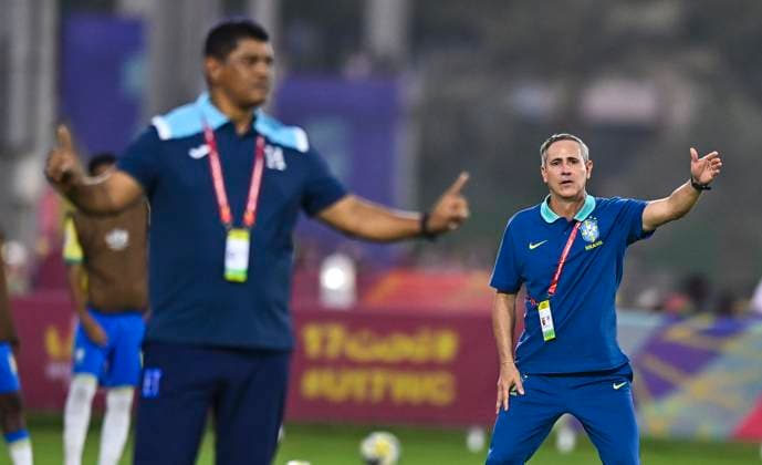 Brazil v Honduras : Group H - FIFA U-17 World Cup Qatar 2025 Head coach of Brazil Carlos PATETUCI reacts during the FIFA U-17 World Cup Qatar 2025 Group H match between Brazil and Honduras in Doha, Qatar, on November 4, 2025 DOHA Qatar Copyright: xNOUSHADx