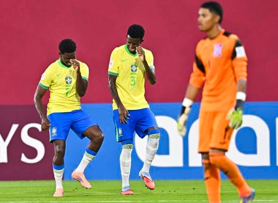 Brazil v Honduras : Group H - FIFA U-17 World Cup Qatar 2025 VITOR HUGO (C) of Brazil celebrates with his teammates after scoring the goal during the FIFA U-17 World Cup Qatar 2025 Group H match between Brazil and Honduras in Doha, Qatar, on November 4, 2025 DOHA Qatar Copyright: xNOUSHADx
