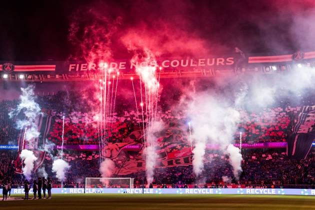 UEFA Champions League: FC Paris Saint-Germain - FC Bayern München; 04.11.2025 Offizielles Feuerwerk im Stadion vor Anpfiff, Dahinter Choreo der Fans von FC Paris Saint-Germain PARIS, FRANKREICH 4. NOVEMBER: UEFA Champions League Spieltag 4, FC Paris Saint-Germain vs FC Bayern München, Parc des Princes am 04.11..2025 Copyright: xBEAUTIFULxSPORTS Wunderlx