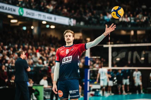 VBL: SVG Lüneburg vs. VfB Friedrichshafen 04.11.2025 Jackson Howe (SVG Lüneburg, 6) nimmt den Ball entgegen; Volleyball Bundesliga, 5. Spieltag: SVG Lüneburg vs. VfB Friedrichshafen am 04.11.2025 in der LKH-Arena, Lüneburg Copyright: xBEAUTIFULxSPORTS Tonhäuserx