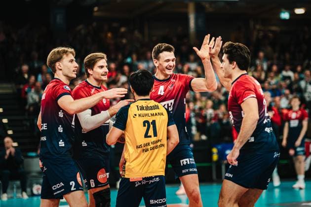 VBL: SVG Lüneburg vs. VfB Friedrichshafen 04.11.2025 Christopher Byam (SVG Lüneburg, 4) klatscht mit Ethan Champlin (SVG Lüneburg, 20); Volleyball Bundesliga, 5. Spieltag: SVG Lüneburg vs. VfB Friedrichshafen am 04.11.2025 in der LKH-Arena, Lüneburg Copyright: xBEAUTIFULxSPORTS Tonhäuserx