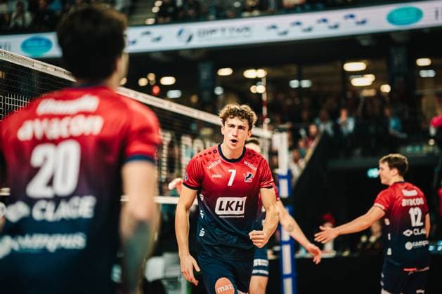 VBL: SVG Lüneburg vs. VfB Friedrichshafen 04.11.2025 Joscha Kunstmann (SVG Lüneburg, 7) jubelt zu den Ethan Champlin (SVG Lüneburg, 20); Volleyball Bundesliga, 5. Spieltag: SVG Lüneburg vs. VfB Friedrichshafen am 04.11.2025 in der LKH-Arena, Lüneburg Copyright: xBEAUTIFULxSPORTS Tonhäuserx