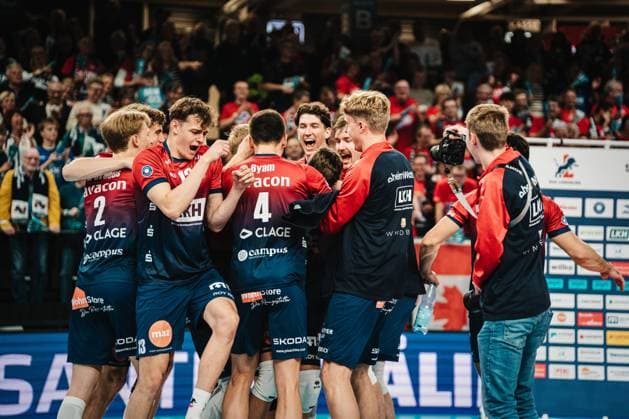 VBL: SVG Lüneburg vs. VfB Friedrichshafen 04.11.2025 SVG Lüneburg jubelt nach dem Spiel über den Sieg; Volleyball Bundesliga, 5. Spieltag: SVG Lüneburg vs. VfB Friedrichshafen am 04.11.2025 in der LKH-Arena, Lüneburg Copyright: xBEAUTIFULxSPORTS Tonhäuserx