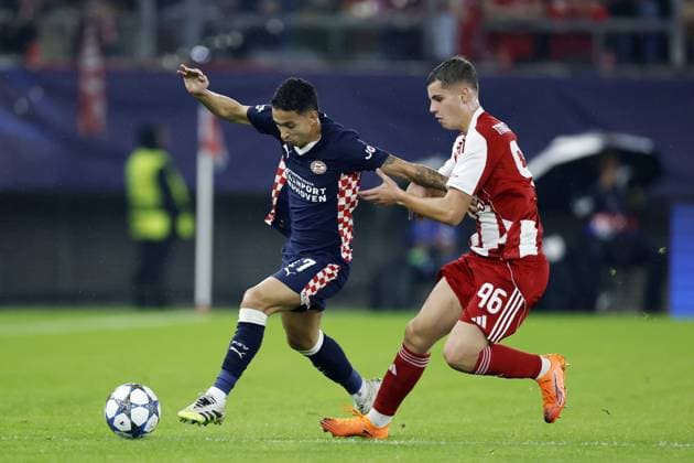 PIRAEUS - (L-R) Mauro Junior of PSV Eindhoven, Christos Mouzakitis of Olympiacos FC during the UEFA Champions League match between Olympiacos FC and PSV Eindhoven at the Georgios Karaiskakis Stadium on November 4, 2025, in Piraeus, Greece. ANP MAURICE VAN STEEN UEFA Champions League Matchday 4 2025-2026 xVIxANPxSportx xxANPxIVx 541236745 originalFilename: 541236745.jpg