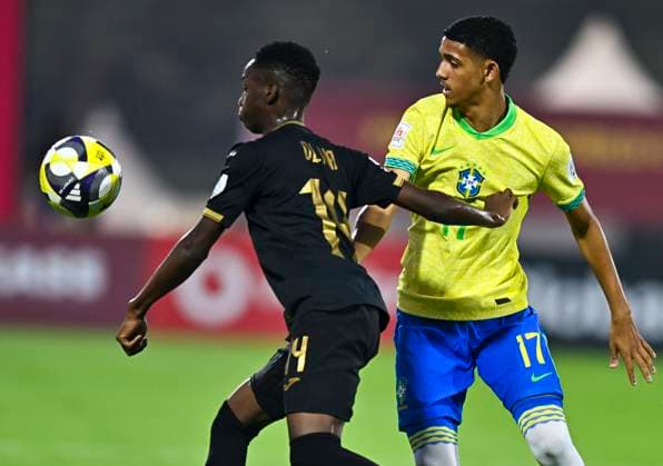 Brazil v Honduras : Group H - FIFA U-17 World Cup Qatar 2025 PIETRO TAVARES (L) of Brazil and Darell OLIVA of Honduras in action during the FIFA U-17 World Cup Qatar 2025 Group H match between Brazil and Honduras in Doha, Qatar, on November 4, 2025 DOHA Qatar Copyright: xNOUSHADx