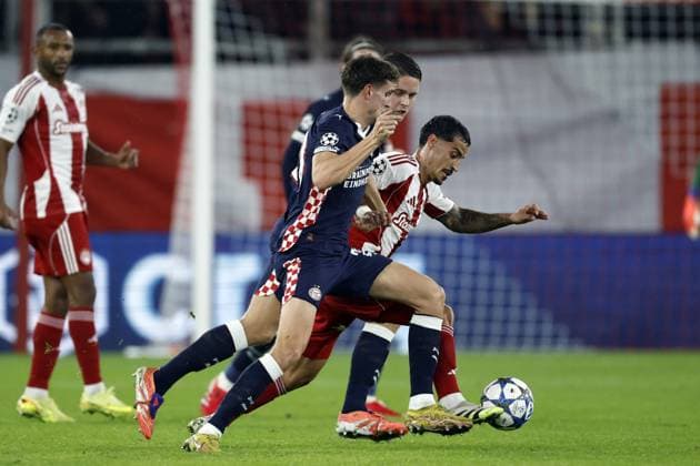 PIRAEUS - (L-R) Guus Til of PSV Eindhoven, Chiquinho of Olympiacos FC during the UEFA Champions League match between Olympiacos FC and PSV Eindhoven at the Georgios Karaiskakis Stadium on November 4, 2025, in Piraeus, Greece. ANP MAURICE VAN STEEN UEFA Champions League Matchday 4 2025-2026 xVIxANPxSportx xxANPxIVx 541236931 originalFilename: 541236931.jpg