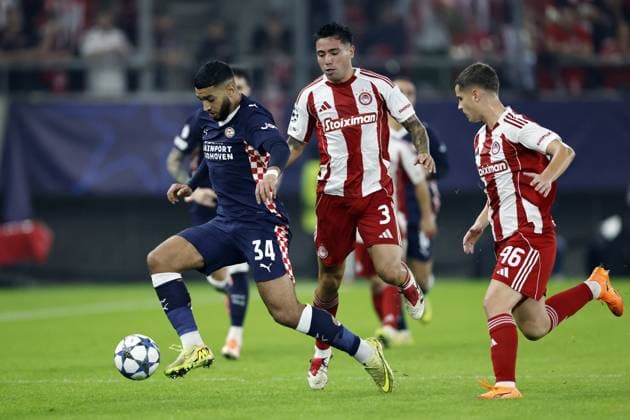 PIRAEUS - (L-R) Ismael Saibari of PSV Eindhoven, Francisco Ortega of Olympiacos FC, Christos Mouzakitis of Olympiacos FC during the UEFA Champions League match between Olympiacos FC and PSV Eindhoven at Georgios Karaiskakis Stadium on November 4, 2025 in Piraeus, Greece. ANP MAURICE VAN STEEN UEFA Champions League Matchday 4 2025-2026 xVIxANPxSportx xxANPxIVx 541237090 originalFilename: 541237090.jpg