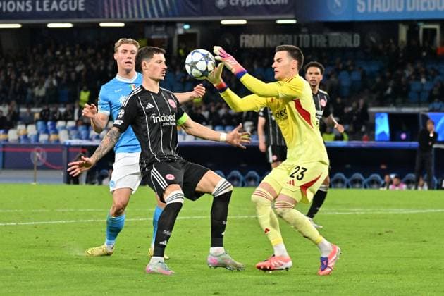 Foto IPP Felice De Martino Napoli 04 11 2025 Calcio Champions League 2025-2026 Napoli - Eintracht Francoforte Nella foto: Michael Zetterer Italy Photo Press World Copyright Napoli italy Italia ITALY  Copyright: xR4924_italyphotopressx