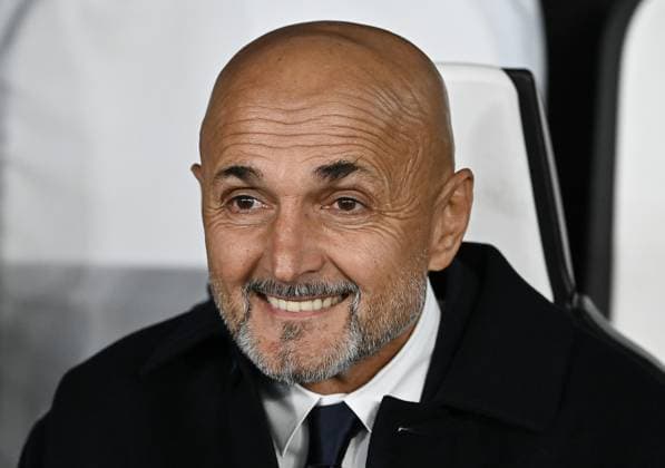 Juventus v Sporting Lisbon - UEFA Champions League TURIN, ITALY, NOVEMBER 4: Juventus coach Luciano Spalletti smiles from the bench prior of the League phase UEFA Champions League football match between Juventus and Sporting Lisbon at the Juventus Stadium in Turin, Italy, on November 4, 2025. Isabella Bonotto Anadolu Italy Italy. Editorial use only. Please get in touch for any other usage.  Copyright: x2025xAnadoluxIsabellaxBonottox