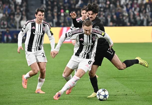 Juventus v Sporting Lisbon - UEFA Champions League TURIN, ITALY, NOVEMBER 4: Juventus Teun Koopmeiners (L) fight for the ball with Sporting Lisbon s forward Francisco Trincao during the League phase UEFA Champions League football match between Juventus and Sporting Lisbon at the Juventus Stadium in Turin, Italy, on November 4, 2025. Isabella Bonotto Anadolu Turin Italy. Editorial use only. Please get in touch for any other usage.  Copyright: x2025xAnadoluxIsabellaxBonottox