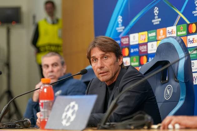 Fussball UEFA Champions-League 2025 26, 4. Spieltag - SSC Neapel vs Eintracht Frankfurt - Stadio Diego Armando Maradona (Napoli): Antonio Conte (Trainer, Neapel) Pressekonferenz, Medien Copyright: xJOERANxSTEINSIEKx