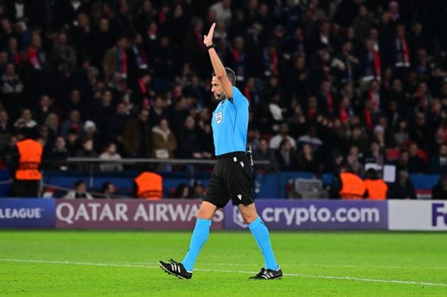 FOOTBALL : PSG vs Bayern Munich - Ligue des Champions - 04 11 2025 Maurizio Mariani ( referee ) during the UEFA Champions League match between Paris Saint Germain and FC Bayern Munich at Parc Des Princes on November 04 , 2025 in Paris, France. ( Photo by Federico Pestellini PsnewZ ) ParisFrance  Copyright: xFedericoxPestellinix