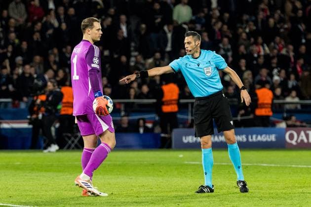 UEFA Champions League: FC Paris Saint-Germain - FC Bayern München; 04.11.2025 Manuel Neuer (FC Bayern München, 1) wird von Schiedsrichter Maurizio Mariani (ITA) angewiesen PARIS, FRANKREICH 4. NOVEMBER: UEFA Champions League Spieltag 4, FC Paris Saint-Germain vs FC Bayern München, Parc des Princes am 04.11..2025 Copyright: xBEAUTIFULxSPORTS Wunderlx