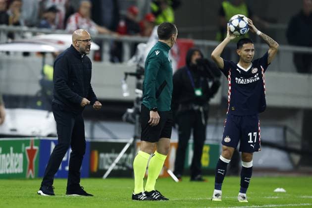 PIRAEUS - (L-R) PSV Eindhoven coach Peter Bosz, Mauro Junior of PSV Eindhoven during the UEFA Champions League match between Olympiacos FC and PSV Eindhoven at the Georgios Karaiskakis Stadium on November 4, 2025, in Piraeus, Greece. ANP MAURICE VAN STEEN UEFA Champions League Matchday 4 2025-2026 xVIxANPxSportx xxANPxIVx 541238548 originalFilename: 541238548.jpg